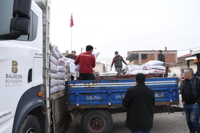 Balıkesir Büyükşehir Belediyesi'nin Destekleriyle Manda Yetiştiriciliği Zirveye UlaşıyorBalıkesir, verimli toprakları ve tarımsal çeşitliliği ile öne çıkan bir şehirdir. Büyükşehir Belediyesi, tarım ve hayvancılıkla geçimini sağlayan üreticilere destek olmak için çeşitli projeler yürütmektedir. Bu projelerden biri de manda yetiştiriciliğini geliştirmeyi amaçlayan "Mandacılığı Geliştirme Projesi"dir.