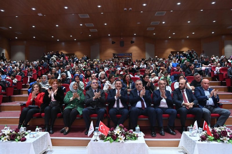 Balıkesir Büyükşehir Belediyesi NE10 Şehir Araştırmaları ve Teknoloji Geliştirme Merkezi'nin düzenlediği 6. Dönem Şehir Teknolojileri Programı sona erdi. Programa katılan ve başarıyla tamamlayan 8-17 yaş arası yetenekli gençler, sertifikalarını Büyükşehir Belediye Başkanı Yücel Yılmaz'ın elinden aldı.