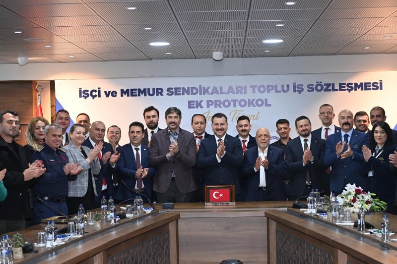Başkan Yücel Yılmaz, Genel Başkan Mahmut Arslan ve Başkan Levent Uslu, işçilere sağlanan yüzde 75'lik zamı içeren protokolü imzaladı. Törene, AK Parti İl Başkanı Mehmet Aydemir, s