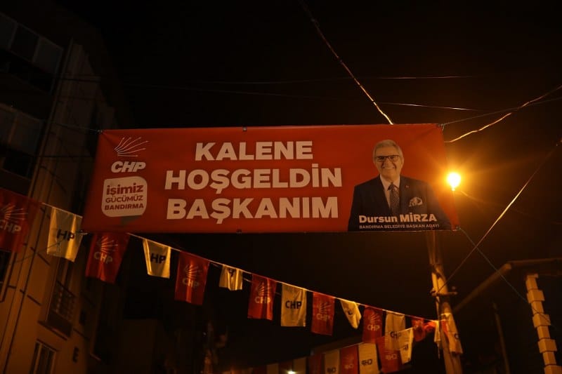  CHP Bandırma Belediye Başkan Adayı Dursun Mirza, Romanların yoğun yaşadığı Paşamescit Mahallesi’nde gövde gösterisi yaptı. Mahallelinin yoğun ilgisi nedeniyle miting alanına zorlukla ulaşan Mirza, “Siz beni seviyorsunuz biliyorum ama beni sizi daha çok seviyorum” diye seslendi.