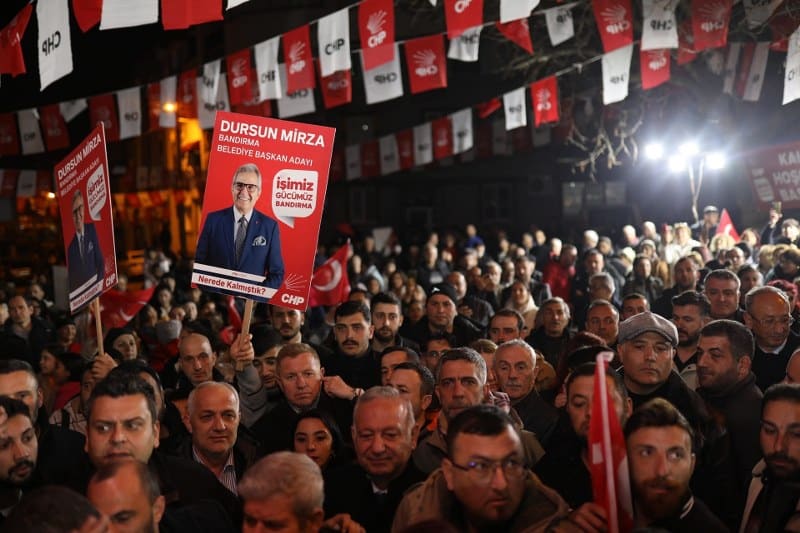  CHP Bandırma Belediye Başkan Adayı Dursun Mirza, Romanların yoğun yaşadığı Paşamescit Mahallesi’nde gövde gösterisi yaptı. Mahallelinin yoğun ilgisi nedeniyle miting alanına zorlukla ulaşan Mirza, “Siz beni seviyorsunuz biliyorum ama beni sizi daha çok seviyorum” diye seslendi.