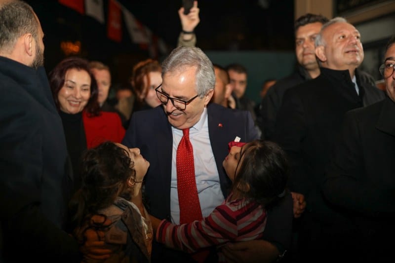  CHP Bandırma Belediye Başkan Adayı Dursun Mirza, Romanların yoğun yaşadığı Paşamescit Mahallesi’nde gövde gösterisi yaptı. Mahallelinin yoğun ilgisi nedeniyle miting alanına zorlukla ulaşan Mirza, “Siz beni seviyorsunuz biliyorum ama beni sizi daha çok seviyorum” diye seslendi.