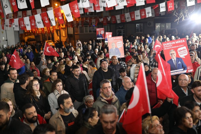  CHP Bandırma Belediye Başkan Adayı Dursun Mirza, Romanların yoğun yaşadığı Paşamescit Mahallesi’nde gövde gösterisi yaptı. Mahallelinin yoğun ilgisi nedeniyle miting alanına zorlukla ulaşan Mirza, “Siz beni seviyorsunuz biliyorum ama beni sizi daha çok seviyorum” diye seslendi.
