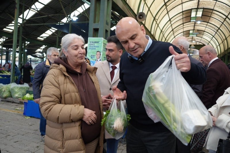 İYİ Parti'nin Burhaniye Seçim Bürosu açılışına katılan Turhan Çömez, Burhaniye Belediye Başkan Adayı Uğur Çetin ve ilçe teşkilatı ile vatandaşların sorunlarını dinledi. Seçim bürosu açılışı ve üye katılım töreni için Burhaniye'ye giden İYİ Parti Balıkesir Büyükşehir Belediye Başkan Adayı Tuhan Çömez, burada esnaf ziyareti gerçekleştirdi.