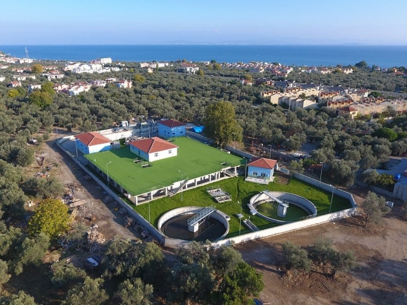 BASKİ, 610 Milyon TL'lik Dev Altyapı Yatırımıyla Edremit'e Güç Kattı. Balıkesir Büyükşehir Belediye Başkanı Yücel Yılmaz liderliğindeki Balıkesir Su ve Kanalizasyon İdaresi (BASKİ), Edremit’in su ve kanalizasyon altyapısını modernleştirmek için 610 milyon TL’lik dev yatırım gerçekleştirdi. BASKİ'nin çevre dostu yaklaşımı ve kaliteli hizmet anlayışıyla yaptığı bu büyük yatırım, Edremit’in geleceğini güçlendiriyor.