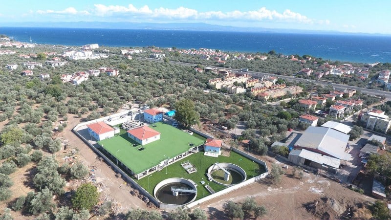 BASKİ, 610 Milyon TL'lik Dev Altyapı Yatırımıyla Edremit'e Güç Kattı. Balıkesir Büyükşehir Belediye Başkanı Yücel Yılmaz liderliğindeki Balıkesir Su ve Kanalizasyon İdaresi (BASKİ), Edremit’in su ve kanalizasyon altyapısını modernleştirmek için 610 milyon TL’lik dev yatırım gerçekleştirdi. BASKİ'nin çevre dostu yaklaşımı ve kaliteli hizmet anlayışıyla yaptığı bu büyük yatırım, Edremit’in geleceğini güçlendiriyor.