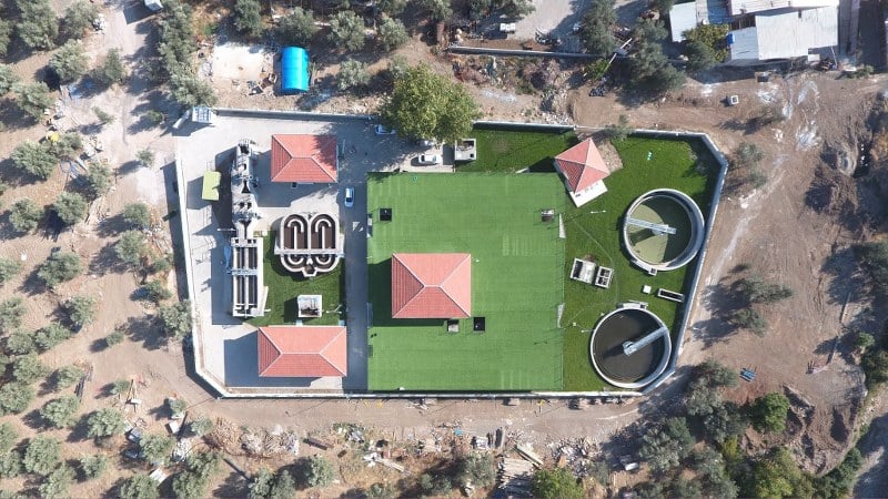 BASKİ, 610 Milyon TL'lik Dev Altyapı Yatırımıyla Edremit'e Güç Kattı. Balıkesir Büyükşehir Belediye Başkanı Yücel Yılmaz liderliğindeki Balıkesir Su ve Kanalizasyon İdaresi (BASKİ), Edremit’in su ve kanalizasyon altyapısını modernleştirmek için 610 milyon TL’lik dev yatırım gerçekleştirdi. BASKİ'nin çevre dostu yaklaşımı ve kaliteli hizmet anlayışıyla yaptığı bu büyük yatırım, Edremit’in geleceğini güçlendiriyor.