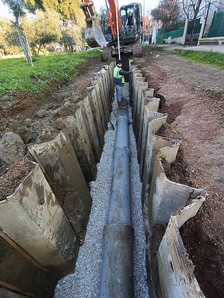 BASKİ, 200 Milyon TL'lik dev altyapı yatırımlarıyla Erdek'e güç kattı. Balıkesir Büyükşehir Belediye Başkanı Yücel Yılmaz liderliğindeki Balıkesir Su ve Kanalizasyon İdaresi (BASKİ), Erdek’in su ve kanalizasyon altyapısını modernleştirmek için 200 milyon TL’lik dev yatırım gerçekleştirdi. BASKİ'nin çevre dostu yaklaşımı ve kaliteli hizmet anlayışıyla yaptığı bu büyük yatırım, Erdek’in geleceğini güçlendiriyor.