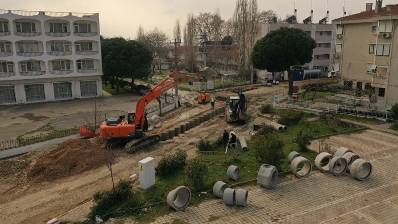 BASKİ, 200 Milyon TL'lik dev altyapı yatırımlarıyla Erdek'e güç kattı. Balıkesir Büyükşehir Belediye Başkanı Yücel Yılmaz liderliğindeki Balıkesir Su ve Kanalizasyon İdaresi (BASKİ), Erdek’in su ve kanalizasyon altyapısını modernleştirmek için 200 milyon TL’lik dev yatırım gerçekleştirdi. BASKİ'nin çevre dostu yaklaşımı ve kaliteli hizmet anlayışıyla yaptığı bu büyük yatırım, Erdek’in geleceğini güçlendiriyor.