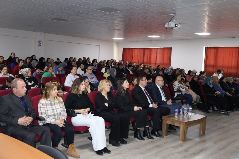 Veli Akademisi programı Balıkesir Valisi İsmail Ustaoğlu'nun da katıldığı çevrimiçi program ile gerçekleştirildi. İl genelinde online olarak 28 okulda gerçekleştirilen programa Susurluk'ta Beşeylül İlkokulu ve Zübeyde Hanım Anaokulunda gerçekleştirildi.