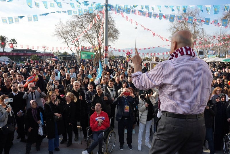 İYİ Parti Balıkesir Milletvekili ve Balıkesir Büyükşehir Belediye Başkan Adayı Op. Dr. Turhan Çömez, Gönen'deki aday tanıtım toplantısı ve halk buluşmasının ardından Bandırma'da seçim çalışmalarına katıldı. Çömez, Bandırmalılarla buluştu ve projelerini anlattı.