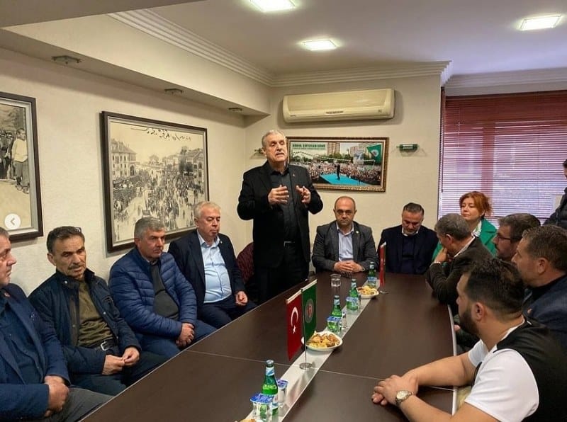 "Şehrimizin her noktasında bu şehre dair hayallerimizi, hedeflerimizi anlatmaya devam ediyoruz. Bandırma sevdamız için dur durak bilmeyeceğiz" diyerek, Bandırma’nın her köşesinde vatandaşlarla bir araya gelen Cumhur İttifakı Bandırma Belediye Başkan Adayı Cemal Öztaylan, ilçenin geleceği için yaptığı yatırımlar ve çalışmalarından dolayı Başkan Yücel Yılmaz'a teşekkürlerini ileterek, şehrin gelişimine katkıda bulunmak için kararlılıkla çalışacaklarını ifade etti.