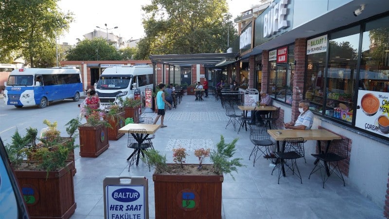 Erdek'te önemli yatırımları hayata geçiren Balıkesir Büyükşehir Belediyesi, şehirdeki ulaşım ve trafik sorunlarına çözüm getirdi. Yenilenen Erdek Otogarı ve Liman Parkı, vatandaşlara daha modern ve işlevsel hizmetler sunarak ilçenin yaşam kalitesini artırıyor.