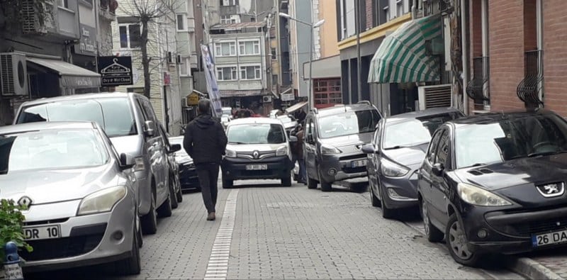 Bandırma'nın merkezinde bulunan ve şehir trafiğinin en yoğun yaşandığı bölgelerden biri olan Evyapan Sokak, sıkça hatalı parklar nedeniyle trafiği kilitlenmiş bir çıkmaz sokak haline geliyor. Dar yapısıyla bilinen Evyapan Sokak, özellikle araç sürücülerinin hatalı parkları sebebiyle zaman zaman tamamen ulaşılamaz hale gelebiliyor.