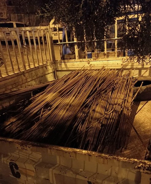 Bandırma'da bir inşaata gerçekleşen hırsızlık olaylarını engellemek maksadıyla görevlendirilen gece bekçisi inşaat demirlerini arkadaşları vasıtası ile satarken suçüstü yakalandı.