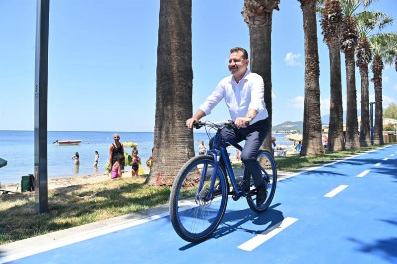 Balıkesir Büyükşehir Belediye Başkanı Yücel Yılmaz’ın talimatı ve gelecek vizyonu doğrultusunda, Erdek'in doğal güzelliklerine değer katan muhteşem bir projeye imza attı. Erdek'in incisi sahiller adeta yeniden doğdu! Çuğra, Narlı, Çakıl, Tatlısu Büyükbakraç ve Şahinburgaz sahilleri, şimdi misafirlerine daha modern, daha konforlu ve daha çekici bir deneyim sunuyor. Yenilenen altyapı, sahil yolları ve bisiklet yollarıyla birlikte, ziyaretçilerin rahatça gezinti yapabileceği, spor yapabileceği ve doğanın tadını çıkarabileceği bir ortam oluşturuldu.