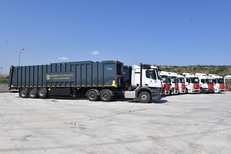 Balıkesir Büyükşehir Belediyesi, Erdek ilçesinde çevre sorunlarına karşı önemli bir adım atarak çevre dostu atık yönetimi uygulamalarını hayata geçirdi. Başkan Yücel Yılmaz’ın liderliğindeki Büyükşehir, vahşi depolama sorununa kalıcı çözümler getirerek ilçenin yaşam kalitesini artırıyor.