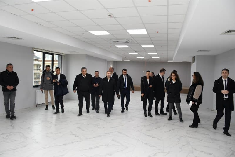 Balıkesir Büyükşehir Belediyesi, Gönen ilçesinin görünümünü değiştirecek, işlevselliği ile öne çıkan yeni hizmet binasını ilçeye kazandırdı ve ilçenin merkezinde yer alan Cumhuriyet Meydanı'nı baştan aşağı yeniliyor. 27 Şubat Salı günü, Balıkesir Büyükşehir Belediye Başkanı Yücel Yılmaz'ın katılımıyla, hem hizmet binasının hem de meydanın açılışı gerçekleştirilecek.