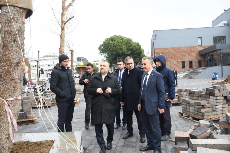 Balıkesir Büyükşehir Belediyesi, Gönen ilçesinin görünümünü değiştirecek, işlevselliği ile öne çıkan yeni hizmet binasını ilçeye kazandırdı ve ilçenin merkezinde yer alan Cumhuriyet Meydanı'nı baştan aşağı yeniliyor. 27 Şubat Salı günü, Balıkesir Büyükşehir Belediye Başkanı Yücel Yılmaz'ın katılımıyla, hem hizmet binasının hem de meydanın açılışı gerçekleştirilecek.