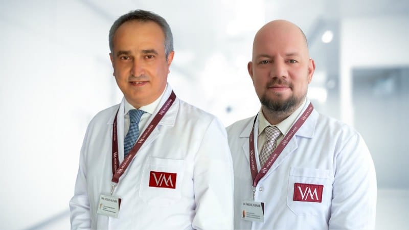Beyin ve Sinir Cerrahisi (Nöroşirürji) Uzmanı Prof. Dr. Keramettin Aydın, beyin tümörlerinin belirtilerinin büyüklüğüne, konumuna ve büyüme hızına bağlı olarak değiştiğini belirterek, "İyi huylu beyin tümörleri genellikle yavaş gelişen semptomlara sahiptir. Bu tümörler ilk başta fark edilmeyen hafif semptomlara neden olabilir, ancak birkaç ay veya yıl içinde kötüleşebilirler" dedi.