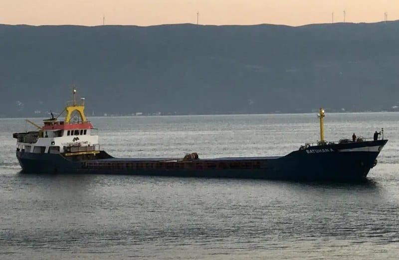 Marmara Adasından aldığı mermer tozu yük ile sabahın erken saatlerinde Gemlik Limanına seyreden 69 metre uzunluğa ve 9 metre genişliğe sahip Batuhan A isimli kuru yük gemisi sabah saat 06:30 sıralarında battı.