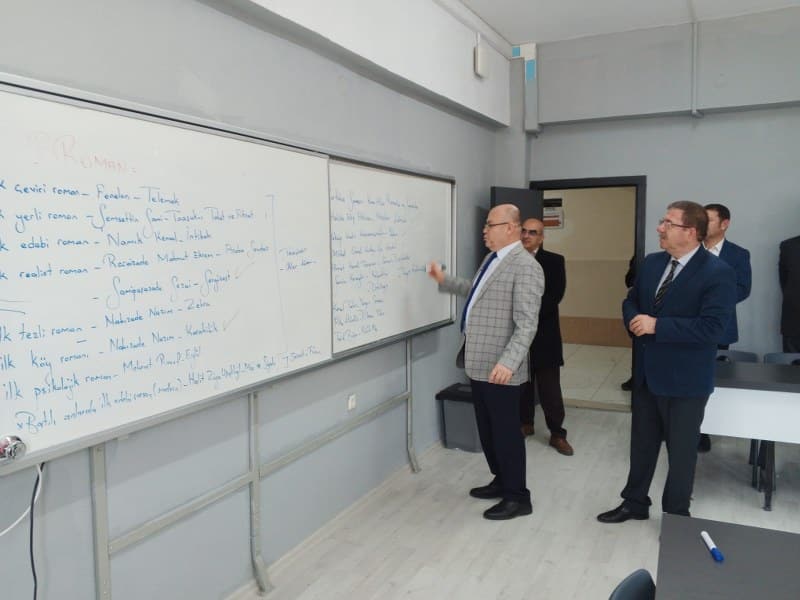 Susurluk Kaymakamı Muammer Köken, beraberinde ilçe Milli Eğitim Müdürü Sami Akoğlan ile birlikte Susurluk Meslek Lisesini ziyaret etti.