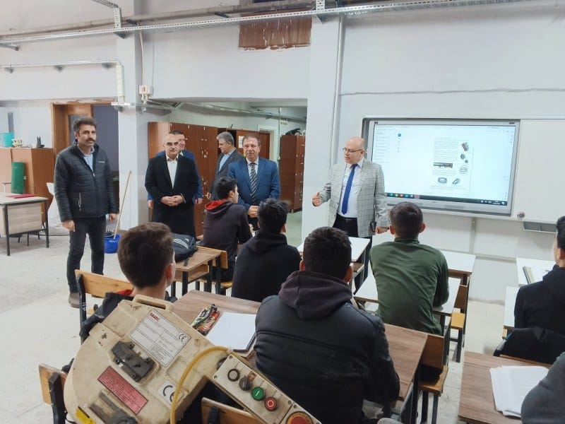 Susurluk Kaymakamı Muammer Köken, beraberinde ilçe Milli Eğitim Müdürü Sami Akoğlan ile birlikte Susurluk Meslek Lisesini ziyaret etti.