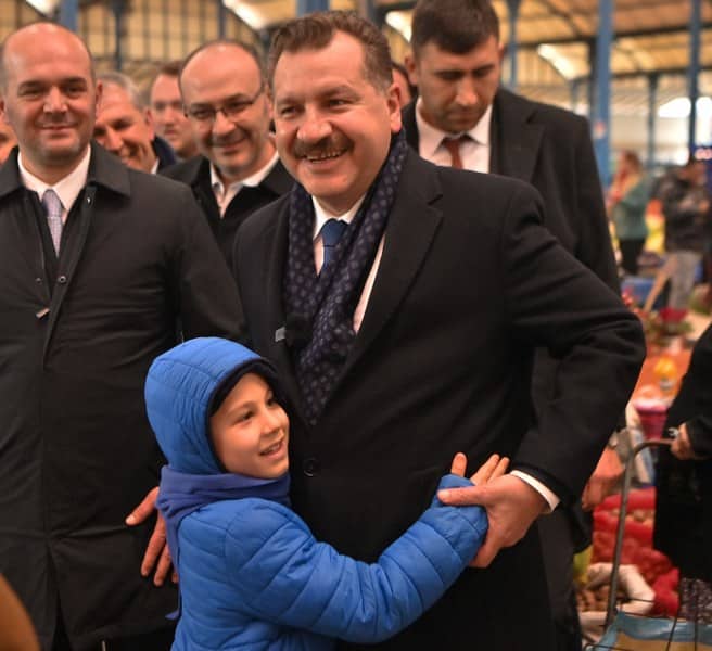 Balıkesir Büyükşehir Belediye Başkanı Yücel Yılmaz, Savaştepe’de büyük bir ilgi ve sevgiyle karşılandı. Savaştepe’de yaşam kalitesini yükseltmeye devam edeceklerini söyleyen Yılmaz, ilçenin her noktasında yol yapım, bakım ve onarım çalışmaları ile yeni terminal binası inşasının sürdüğünü söyledi.