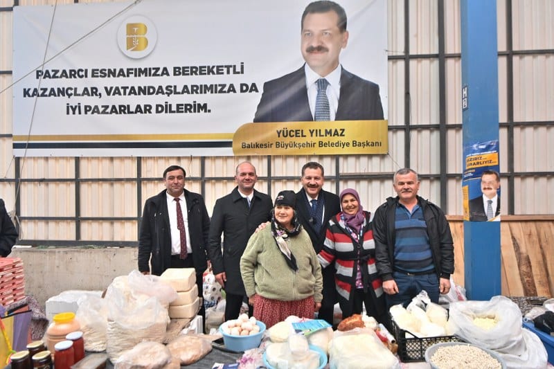 Balıkesir Büyükşehir Belediye Başkanı Yücel Yılmaz, Savaştepe’de büyük bir ilgi ve sevgiyle karşılandı. Savaştepe’de yaşam kalitesini yükseltmeye devam edeceklerini söyleyen Yılmaz, ilçenin her noktasında yol yapım, bakım ve onarım çalışmaları ile yeni terminal binası inşasının sürdüğünü söyledi.