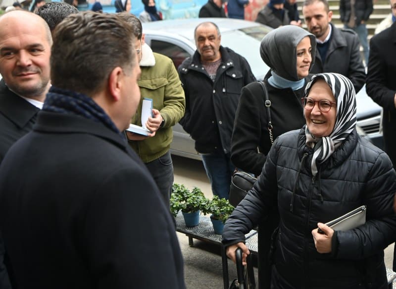 Balıkesir Büyükşehir Belediye Başkanı Yücel Yılmaz, Savaştepe’de büyük bir ilgi ve sevgiyle karşılandı. Savaştepe’de yaşam kalitesini yükseltmeye devam edeceklerini söyleyen Yılmaz, ilçenin her noktasında yol yapım, bakım ve onarım çalışmaları ile yeni terminal binası inşasının sürdüğünü söyledi.