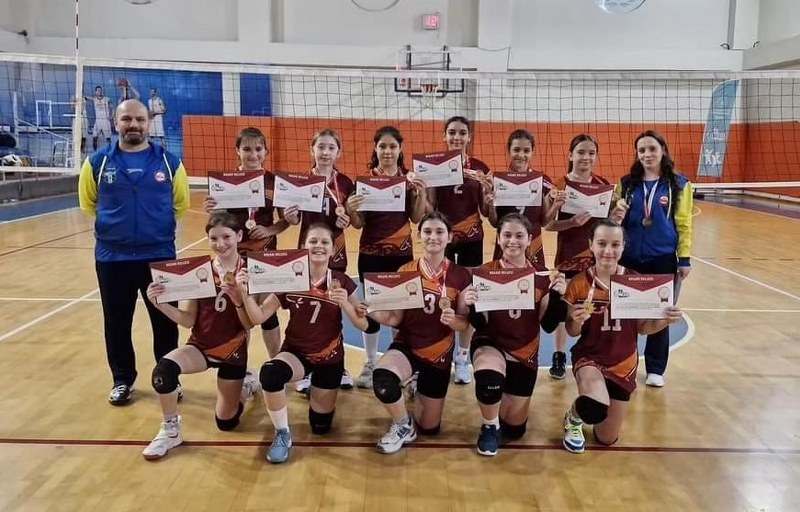 Susurluk'un gururu olan Şehit Erbil Arslan Ortaokulu Küçük Kızlar Voleybol Takımı, İzmir'de düzenlenen Türkiye Şampiyonası'nda önemli bir başarı elde etti. İzmir Özel Bilimsev Ortaokulu ile karşılaştıkları mücadeleyi 2-0 kazanan takım, elde ettiği galibiyet ile son 32 takım arasına adını yazdırdı.