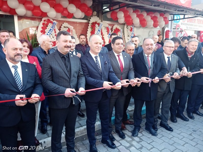 Milliyetçi Hareket Partisi'nin (MHP) Susurluk İlçe Teşkilatı binası gerçekleştirilen törenle açıldı.