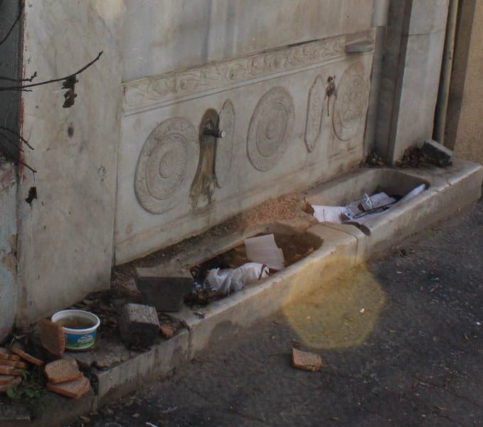  Bandırma'nın İhsaniye Mahallesinde bulunan İhsaniye Hacı Bekir Camii'nin 119 yıllık tarihi çeşmesi bakımsızlıktan çöplüğe dönmüş durumda.