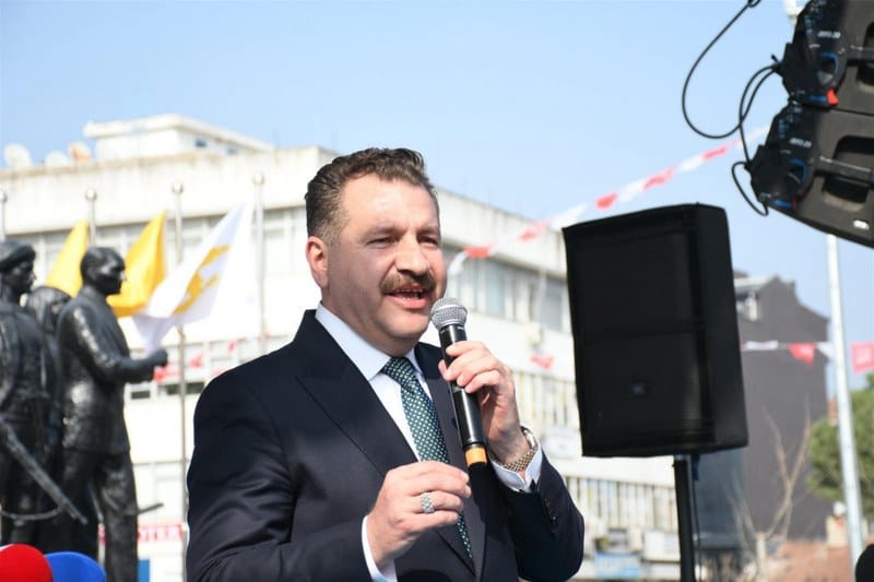 Balıkesir Büyükşehir Belediye Başkanı Yücel Yılmaz, BALMEK, Dijital Gençlik Merkezi, BalBucks, Aile Danışma Merkezi, idari ofisler ve toplantı salonlarıyla bölgenin en fonksiyonel hizmet noktası olarak kompleks şeklinde düzenlenen Gönen Çok Amaçlı Hizmet Binası’nı yüzlerce vatandaşla birlikte açılışını gerçekleştirdi. Açılışta konuşan MHP İl Başkanı Niyazi Tunç, Yücel Yılmaz'ın Balıkesir'i şiir gibi yönettiğini söyledi.