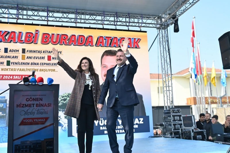 Balıkesir Büyükşehir Belediye Başkanı Yücel Yılmaz, BALMEK, Dijital Gençlik Merkezi, BalBucks, Aile Danışma Merkezi, idari ofisler ve toplantı salonlarıyla bölgenin en fonksiyonel hizmet noktası olarak kompleks şeklinde düzenlenen Gönen Çok Amaçlı Hizmet Binası’nı yüzlerce vatandaşla birlikte açılışını gerçekleştirdi.  Açılışta konuşan MHP  İl Başkanı Niyazi Tunç, Yücel Yılmaz'ın Balıkesir'i şiir gibi yönettiğini söyledi.
