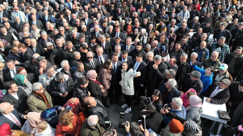 Balıkesir Büyükşehir Belediye Başkanı Yücel Yılmaz, BALMEK, Dijital Gençlik Merkezi, BalBucks, Aile Danışma Merkezi, idari ofisler ve toplantı salonlarıyla bölgenin en fonksiyonel hizmet noktası olarak kompleks şeklinde düzenlenen Gönen Çok Amaçlı Hizmet Binası’nı yüzlerce vatandaşla birlikte açılışını gerçekleştirdi. Açılışta konuşan MHP İl Başkanı Niyazi Tunç, Yücel Yılmaz'ın Balıkesir'i şiir gibi yönettiğini söyledi.