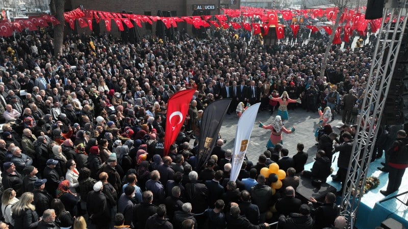Balıkesir Büyükşehir Belediye Başkanı Yücel Yılmaz, BALMEK, Dijital Gençlik Merkezi, BalBucks, Aile Danışma Merkezi, idari ofisler ve toplantı salonlarıyla bölgenin en fonksiyonel hizmet noktası olarak kompleks şeklinde düzenlenen Gönen Çok Amaçlı Hizmet Binası’nı yüzlerce vatandaşla birlikte açılışını gerçekleştirdi. Açılışta konuşan MHP İl Başkanı Niyazi Tunç, Yücel Yılmaz'ın Balıkesir'i şiir gibi yönettiğini söyledi.