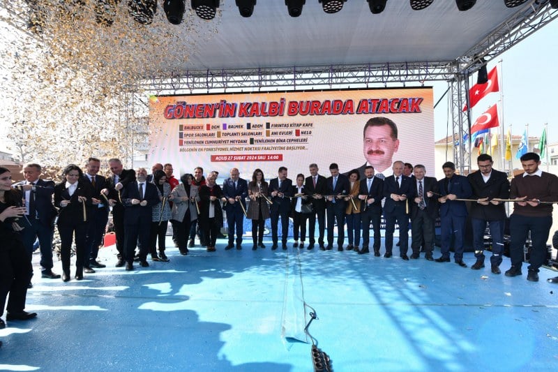 Balıkesir Büyükşehir Belediye Başkanı Yücel Yılmaz, BALMEK, Dijital Gençlik Merkezi, BalBucks, Aile Danışma Merkezi, idari ofisler ve toplantı salonlarıyla bölgenin en fonksiyonel hizmet noktası olarak kompleks şeklinde düzenlenen Gönen Çok Amaçlı Hizmet Binası’nı yüzlerce vatandaşla birlikte açılışını gerçekleştirdi. Açılışta konuşan MHP İl Başkanı Niyazi Tunç, Yücel Yılmaz'ın Balıkesir'i şiir gibi yönettiğini söyledi.