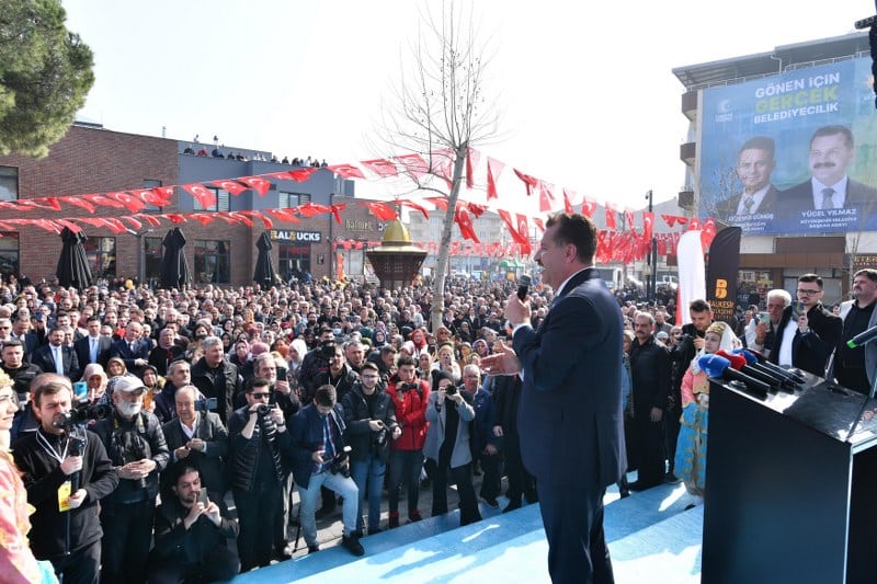 Balıkesir Büyükşehir Belediye Başkanı Yücel Yılmaz, BALMEK, Dijital Gençlik Merkezi, BalBucks, Aile Danışma Merkezi, idari ofisler ve toplantı salonlarıyla bölgenin en fonksiyonel hizmet noktası olarak kompleks şeklinde düzenlenen Gönen Çok Amaçlı Hizmet Binası’nı yüzlerce vatandaşla birlikte açılışını gerçekleştirdi. Açılışta konuşan MHP İl Başkanı Niyazi Tunç, Yücel Yılmaz'ın Balıkesir'i şiir gibi yönettiğini söyledi.