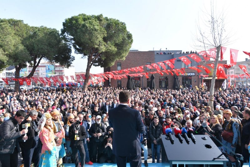 Balıkesir Büyükşehir Belediye Başkanı Yücel Yılmaz, BALMEK, Dijital Gençlik Merkezi, BalBucks, Aile Danışma Merkezi, idari ofisler ve toplantı salonlarıyla bölgenin en fonksiyonel hizmet noktası olarak kompleks şeklinde düzenlenen Gönen Çok Amaçlı Hizmet Binası’nı yüzlerce vatandaşla birlikte açılışını gerçekleştirdi. Açılışta konuşan MHP İl Başkanı Niyazi Tunç, Yücel Yılmaz'ın Balıkesir'i şiir gibi yönettiğini söyledi.