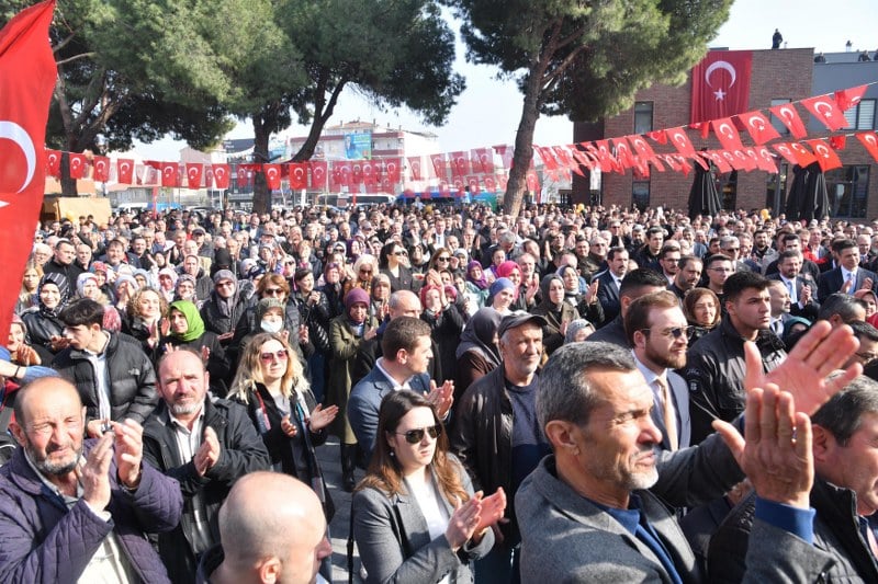 Balıkesir Büyükşehir Belediye Başkanı Yücel Yılmaz, BALMEK, Dijital Gençlik Merkezi, BalBucks, Aile Danışma Merkezi, idari ofisler ve toplantı salonlarıyla bölgenin en fonksiyonel hizmet noktası olarak kompleks şeklinde düzenlenen Gönen Çok Amaçlı Hizmet Binası’nı yüzlerce vatandaşla birlikte açılışını gerçekleştirdi. Açılışta konuşan MHP İl Başkanı Niyazi Tunç, Yücel Yılmaz'ın Balıkesir'i şiir gibi yönettiğini söyledi.