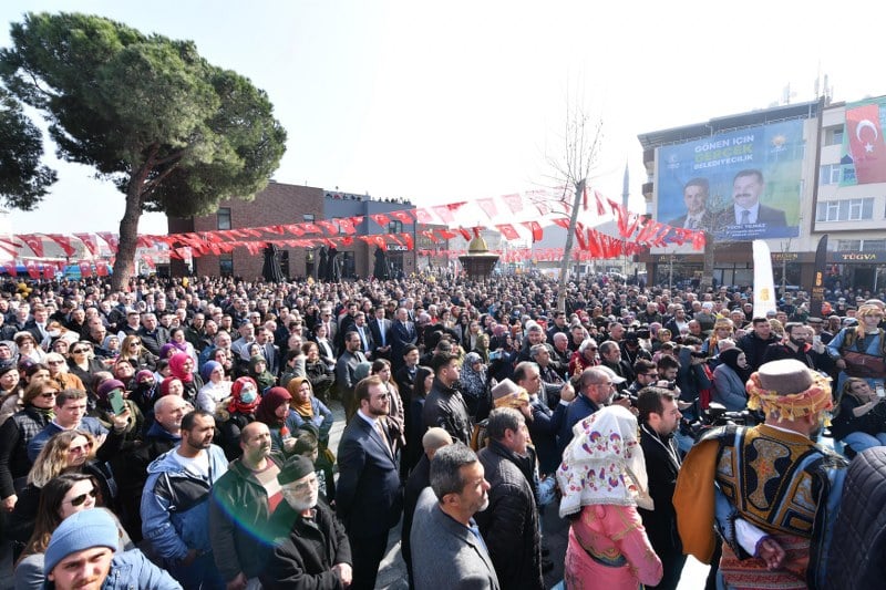 Balıkesir Büyükşehir Belediye Başkanı Yücel Yılmaz, BALMEK, Dijital Gençlik Merkezi, BalBucks, Aile Danışma Merkezi, idari ofisler ve toplantı salonlarıyla bölgenin en fonksiyonel hizmet noktası olarak kompleks şeklinde düzenlenen Gönen Çok Amaçlı Hizmet Binası’nı yüzlerce vatandaşla birlikte açılışını gerçekleştirdi. Açılışta konuşan MHP İl Başkanı Niyazi Tunç, Yücel Yılmaz'ın Balıkesir'i şiir gibi yönettiğini söyledi.