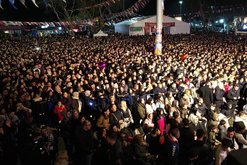 CHP Balıkesir Büyükşehir Belediye Başkan Adayı Ahmet Akın Bandırma’da sanatçı Tuğçe Kandemir konseri öncesinde gençlere seslendi. Ahmet Akın, “Genç kardeşlerimin hayalleri, benim hedeflerimdir. Sizin desteğinize ve sandıklarda gönüllü olmanıza ihtiyacım var. Sandıklara sahip çıkalım. Sandıkların başından ayrılmayın, hep birlikte kazanan bir Bandırma’yı, kazanan bir Balıkesir’i inşa edelim” dedi.