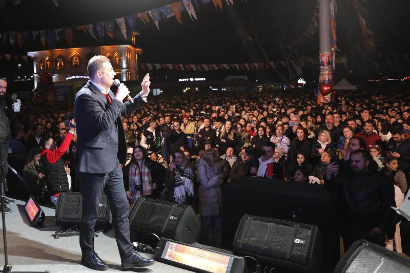 CHP Balıkesir Büyükşehir Belediye Başkan Adayı Ahmet Akın Bandırma’da sanatçı Tuğçe Kandemir konseri öncesinde gençlere seslendi. Ahmet Akın, “Genç kardeşlerimin hayalleri, benim hedeflerimdir. Sizin desteğinize ve sandıklarda gönüllü olmanıza ihtiyacım var. Sandıklara sahip çıkalım. Sandıkların başından ayrılmayın, hep birlikte kazanan bir Bandırma’yı, kazanan bir Balıkesir’i inşa edelim” dedi.