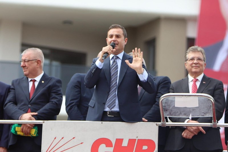 CHP Balıkesir Büyükşehir Belediye Başkan Adayı Ahmet Akın, Balıkesir’de mevcut belediye başkanının esnaf ve iş insanlarını kendilerini destek vermesi için açık açık tehdit etmesine tepki gösterdi.