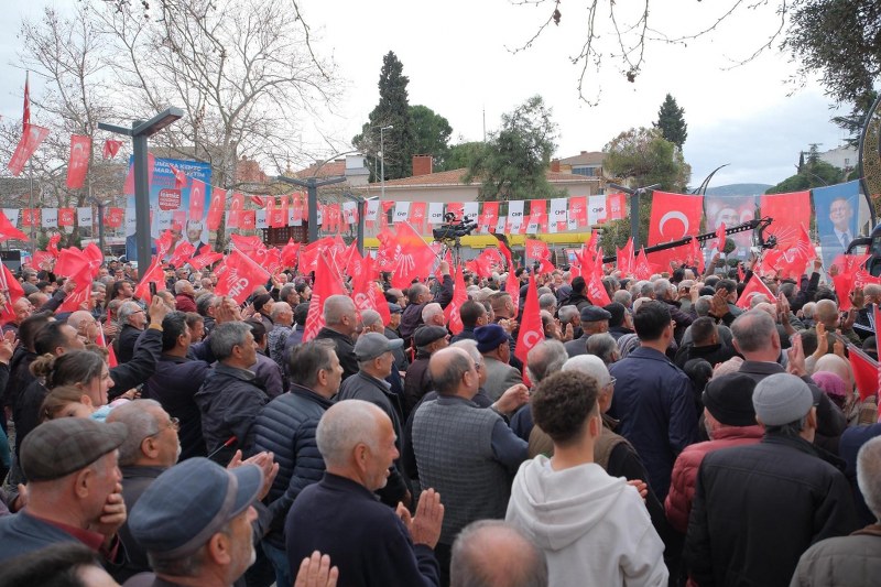 CHP Balıkesir Büyükşehir Belediye Başkan Adayı Ahmet Akın, Balıkesir’de mevcut belediye başkanının esnaf ve iş insanlarını kendilerini destek vermesi için açık açık tehdit etmesine tepki gösterdi.