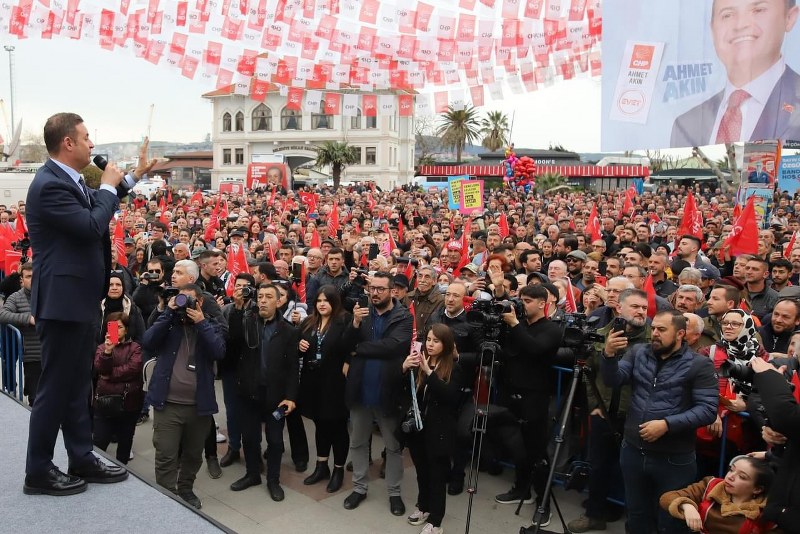 CHP Balıkesir Büyükşehir Belediye Başkan Adayı Ahmet Akın, Balıkesir’de mevcut belediye başkanının esnaf ve iş insanlarını kendilerini destek vermesi için açık açık tehdit etmesine tepki gösterdi.