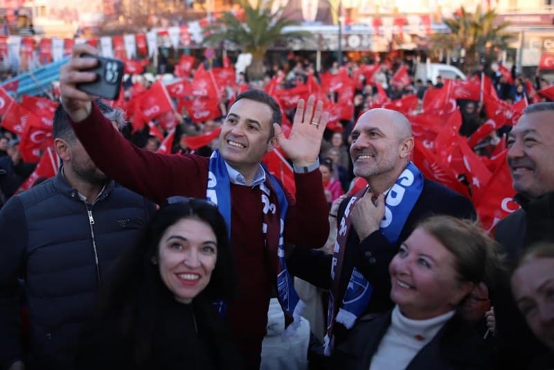 CHP Balıkesir Büyükşehir Belediye Başkan Adayı Ahmet Akın, Marmara ve Bandırma’da hemşerileriyle bir araya geldi. Avşa’da gemiler ve balıkçı teknelerinden oluşan deniz kortejiyle karşılanan Ahmet Akın’a Marmara Adalar halkı sevgi gösterilerinde bulundu. Akın, Bandırma Edincik’te de meşalelerle karşılandı.