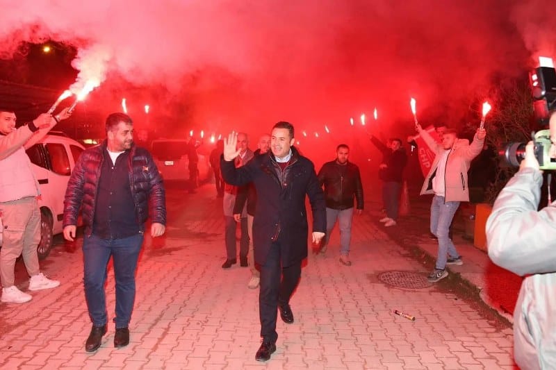 CHP Balıkesir Büyükşehir Belediye Başkan Adayı Ahmet Akın, Marmara ve Bandırma’da hemşerileriyle bir araya geldi. Avşa’da gemiler ve balıkçı teknelerinden oluşan deniz kortejiyle karşılanan Ahmet Akın’a Marmara Adalar halkı sevgi gösterilerinde bulundu. Akın, Bandırma Edincik’te de meşalelerle karşılandı.