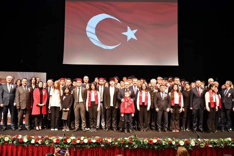 Bu yıl 103'ncüsü gerçekleştirilen İstiklal Marşı'nın kabulü ve Mehmet Akif Ersoy'u anma etkinlikleri kapsamında Balıkesir il merkezinde gerçekleştirilen İstiklal Marşı'nı en güzel okuma yarışmasının birincisi İsmail Taş oldu.